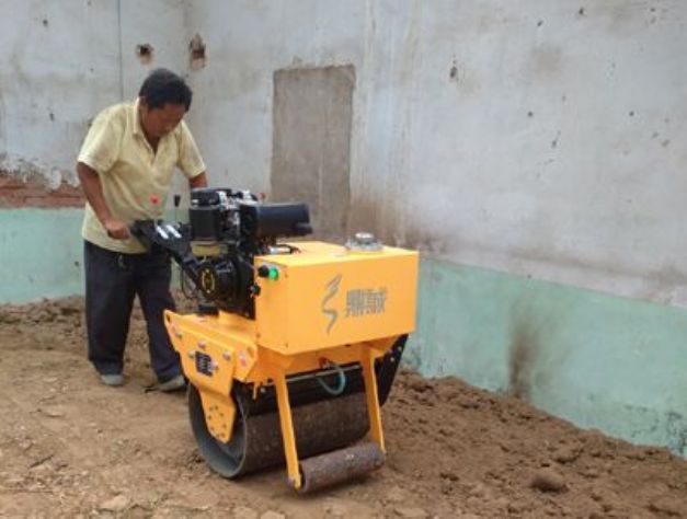 點擊查看詳細信息<br>標題：手扶式單輪壓路機工作照 閱讀次數(shù)：12176