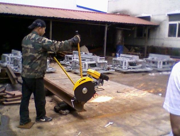 點擊查看詳細信息<br>標題：內(nèi)燃鋸軌機工作照 閱讀次數(shù)：11554